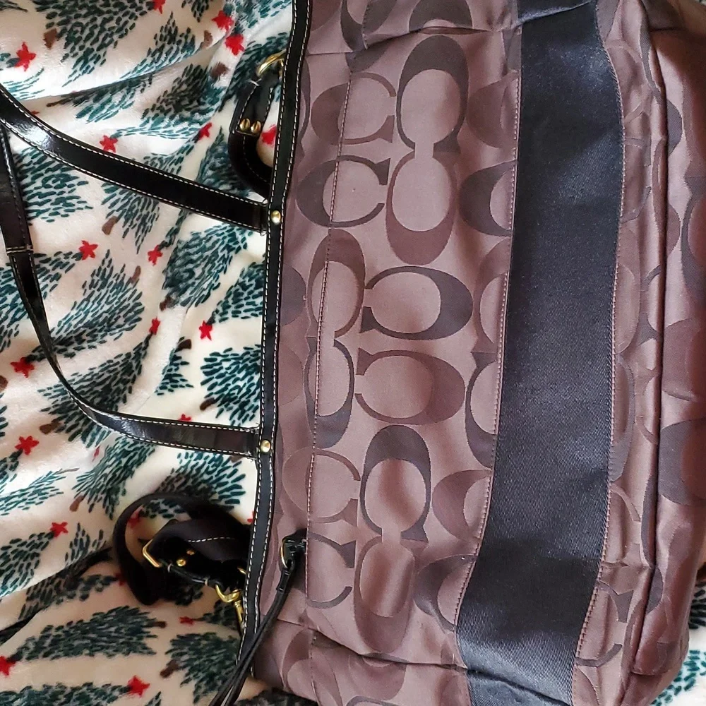 Beautiful Coach Diaper bag, I used it for a short time as a briefcase. - Picture 4 of 4